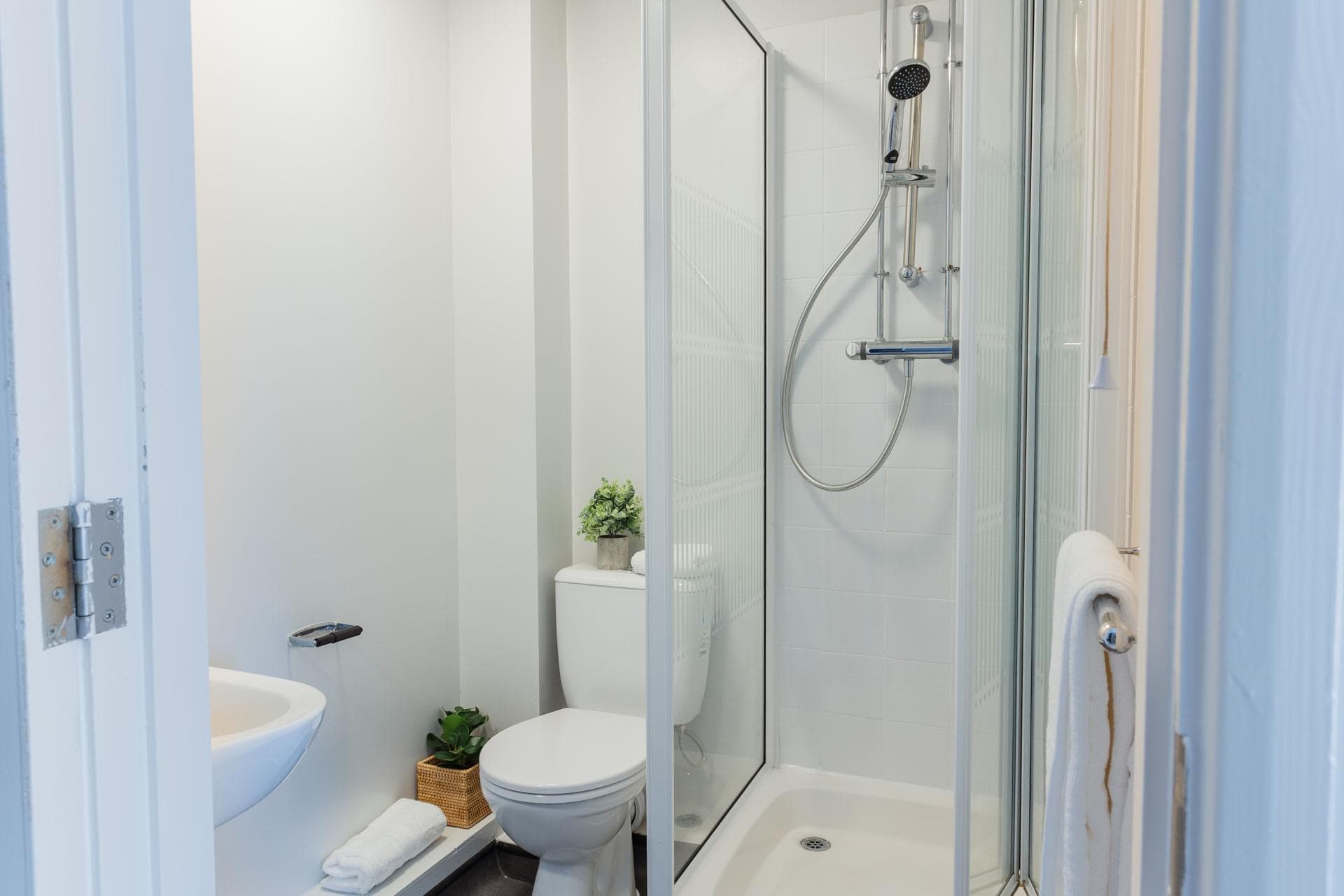 Ensuite, St Peter's Court, Platinum, Nottingham - view 4
